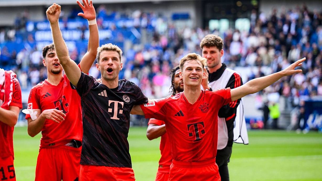 Thomas Müller jubelte in seinem letzten Bundesligaspiel für den FC Bayern München über einen klaren Sieg. | © Tom Weller/dpa