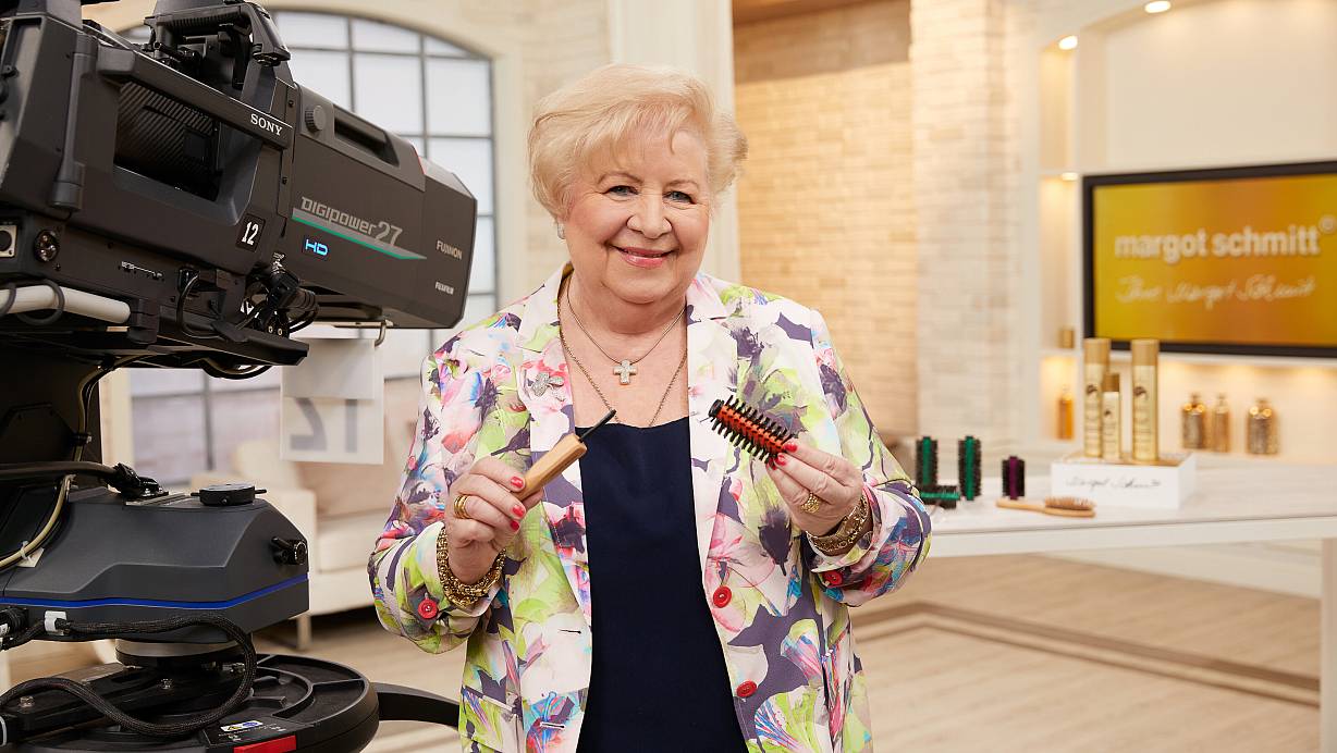 Margot Schmitt ist die Frau der ersten Stunde beim Teleshopping-Sender QVC. Seit mehr als 30 Jahren steht sie schon vor der Kamera und hatte Sendungen unter anderem bei "RTL" und dem "MDR". | © QVC
