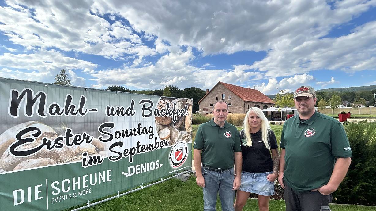 André Haft (v. l.) sowie Jessica und Marco Oberländer sorgen dafür, dass das Dehmer Mahl- und Backfest in diesem Jahr deutlich mehr Programm und Marktstände bietet. | © Nicole Sielermann
