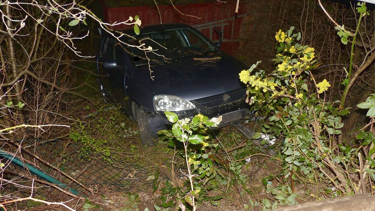 Der Opel rutschte eine Böschung hinunter. | © Polizei Minden-Lübbecke