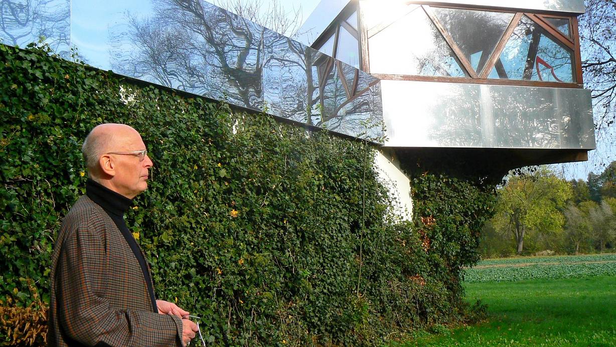 Harmonie von Natur und Architektur: Axel Bruchhäuser vor dem Panorama Porch. | © Christine Longere