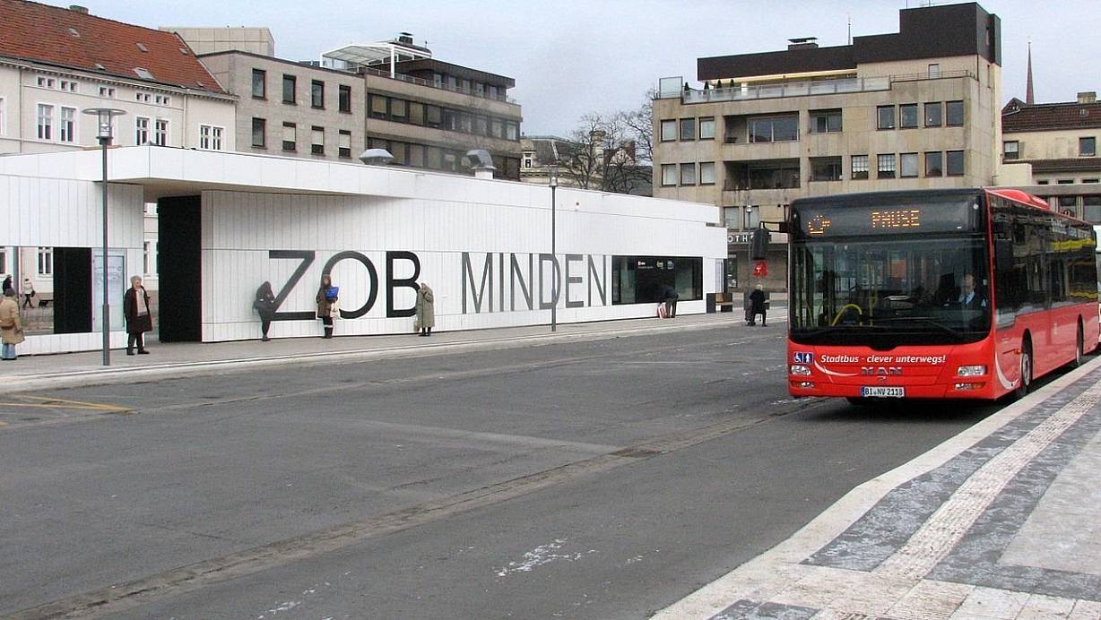Das Opfer ist nach der Attacke am ZOB Minden gestorben. | © Quelle: Von Aeggy, CC BY 3.0, unverändert, Zentraler Omnibusbahnhof Minden, https://de.wikipedia.org/wiki/Zentraler_Omnibusbahnhof_Minden#/media/Datei:Minden_ZOB.jpg