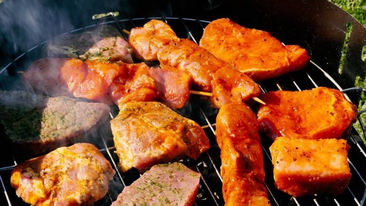 Bei Eintreffen der Polizei befanden sich circa neun Personen vor einem Mehrfamilienhaus an einem Grill. | © Pixabay