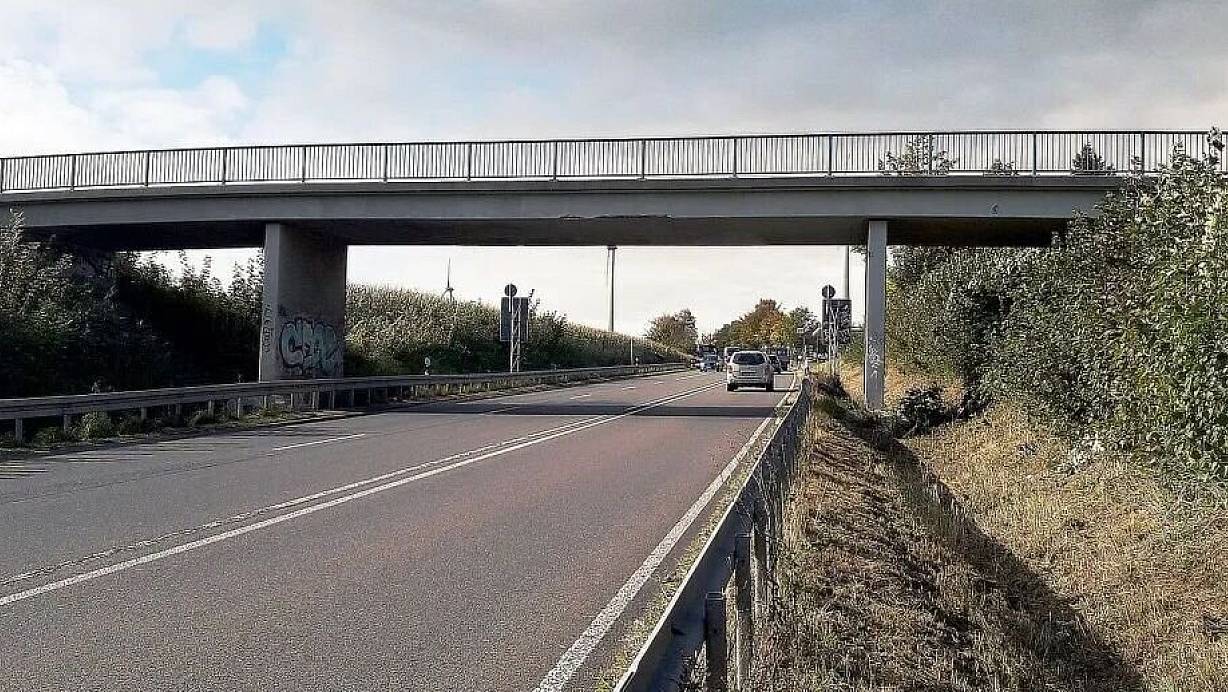 Die Brücke "Dionysiusstraße" in Buke ist bereits abgerissen worden, derzeit passiert aber nichts an der Baustelle. | © Straßen NRW