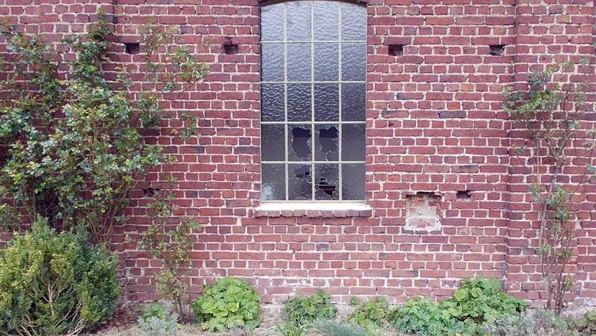 An dem Fenster an der Ostseite des Ziegelbaus wurden vier Glaselemente zertrümmert. | © Polizei