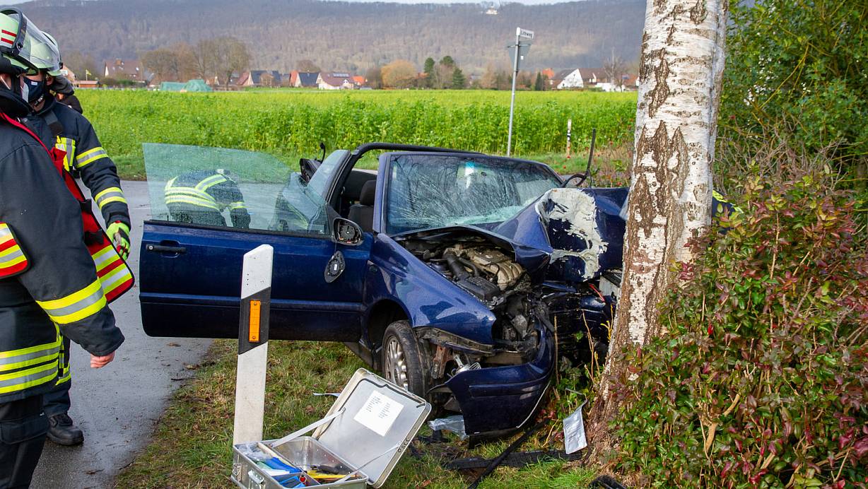 Der Mann war gegen einen Baum gefahren. | © Feuerwehr Porta/Michael Horst