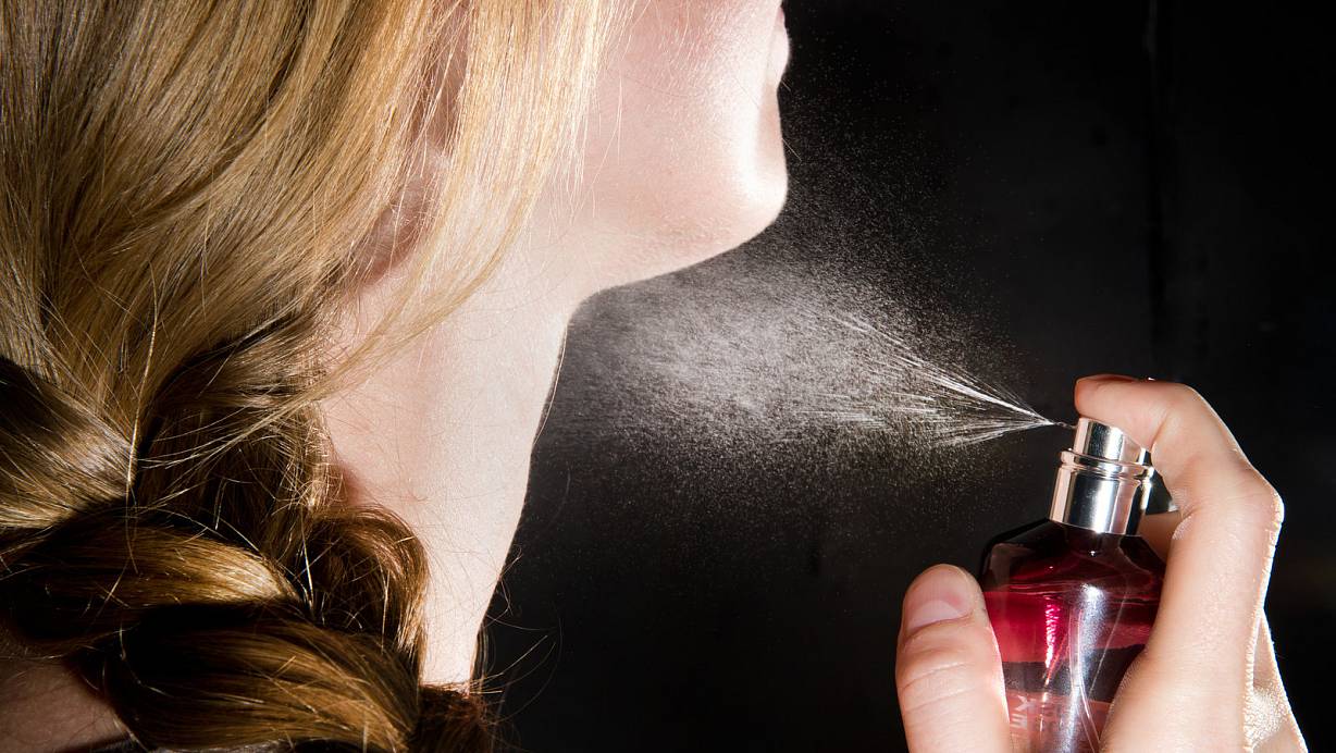 Auch Parfüm und Kosmetik-Produkte werden zunehmend online gekauft, darauf reagieren die Marktteilnehmer. | © picture alliance / dpa Themendienst