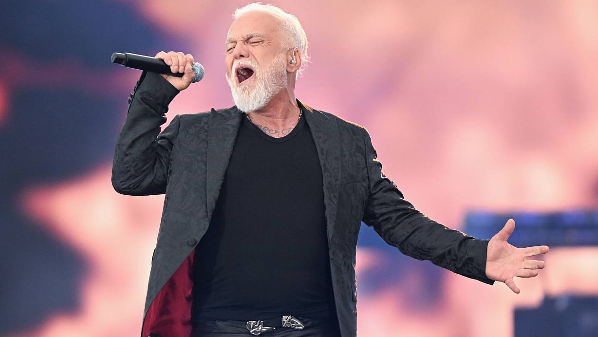 Der Sänger Nino de Angelo steht bei einem Konzert in der "WIRmachenDruck"-Arena auf der Bühne. | © picture alliance/dpa