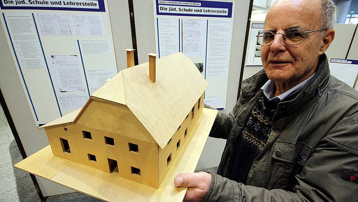 Dr. Jürgen Lewe vom Heimatverein Rheda hält ein Holzmodell der alten Synagoge in seinen Händen, die ein ehemaliges Mitglied des Heimatvereins nach alten Plänen maßstabsgetreu nachgebaut hat. | © FOTO: MATTHIAS GANS