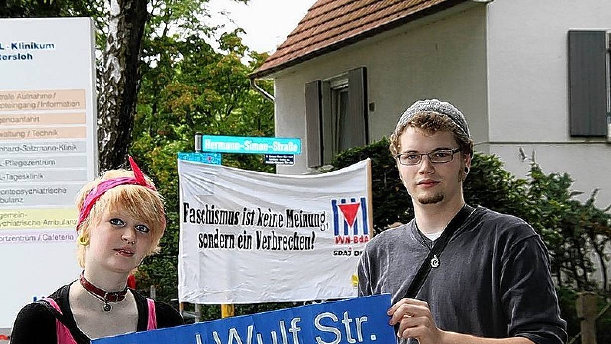 Felix Heiligenstühler und Katja Niebergall von der SDAJ mit dem symbolischen neuen Namensschild für die Hermann-Simon-Straße. | © FOTO: ROLF BIRKHOLZ