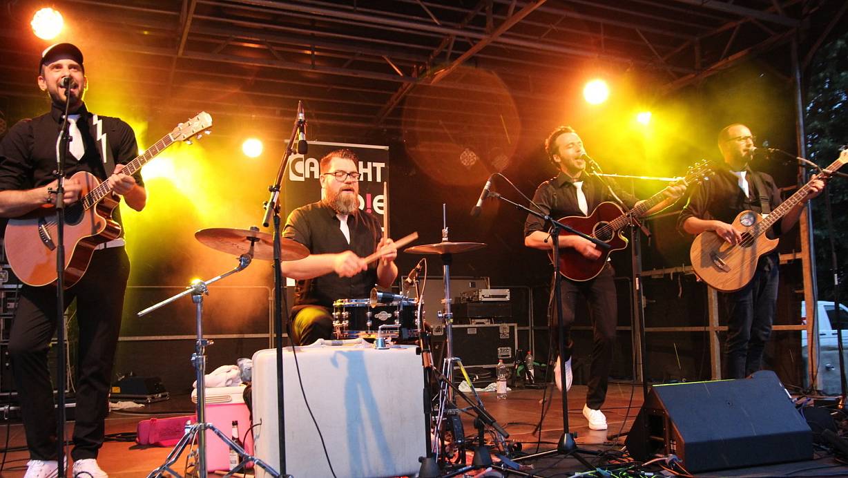 Fetzig: Die vier Musiker von "Caught Indie Act" sind Könner ihres Fachs und heizten den allerdings relativ wenigen Besuchern auf dem Alter Markt mit ihren eigenwilligen Coverversionen mächtig ein. | © Joe Cubick
