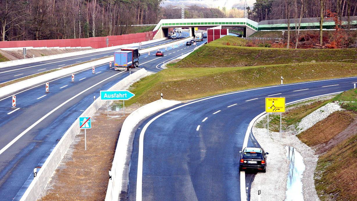 Dieser VW-Fahrer aus dem Kreis G&uuml;tersloh &uuml;berlegt sich die Spurwahl an der Autobahnausfahrt ganz genau und h&auml;lt daher erst einmal am rechten Stra&szlig;enrand. | &copy; Uwe Pollmeier