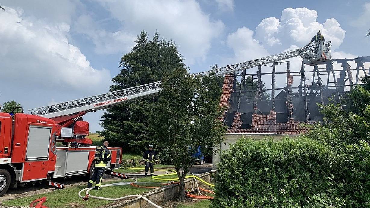 60 Feuerwehrleute versuchten die Flammen unter Kontrolle zu bekommen. | © Feuerwehr Hüllhorst