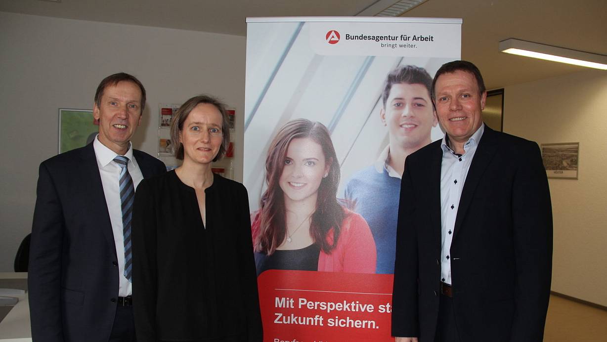 Engagiert für den Kreis Höxter: Rüdiger Matisz (v. l.), Leiter der Paderborner Arbeitsagentur, Andrea Wesemann, Bereichsleiterin der Agentur für Arbeit, und Martin Schoppmeier, Geschäftsführer des Jobcenters Kreis Höxter. | © Amina Vieth