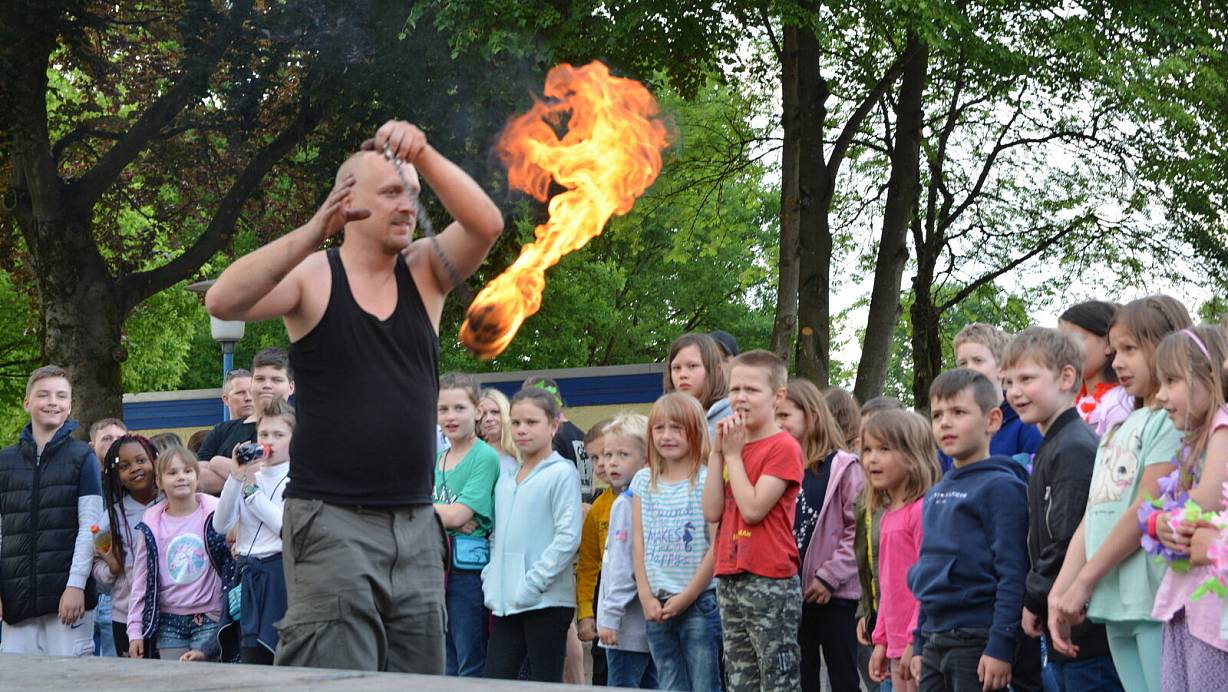 Jens Schwarze begeistert beim Stadtteilfest in Lipperreihe vor allem die vielen Kinder, die sich vor dem großen Anhänger versammeln, um die Feuershow hautnah mitzuerleben. | © Karin Prignitz