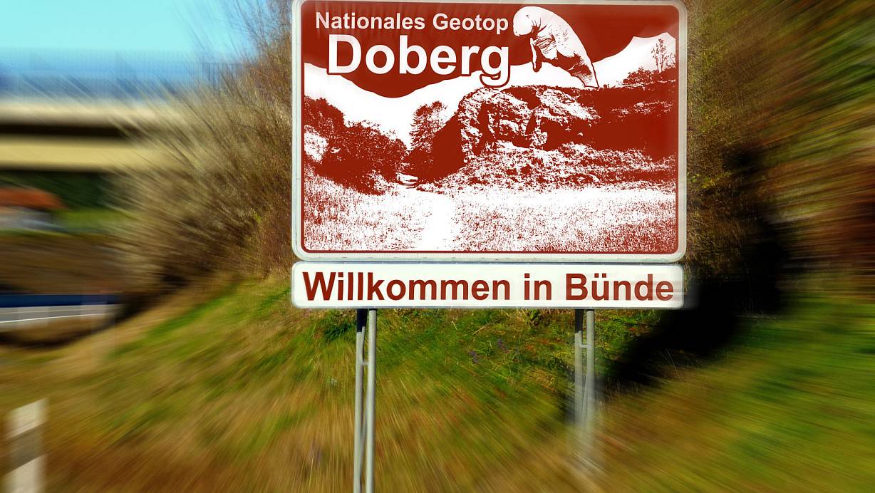 Weist ein Schild an der Autobahn 30 in B&uuml;nde zuk&uuml;nftig auf das Nationale Geotop Doberg hin? | &copy; Gerald Dunkel