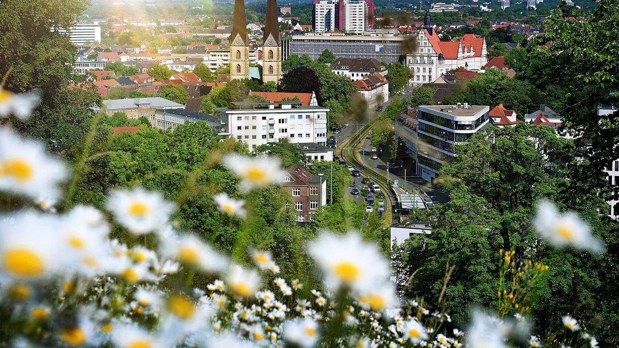 Traumhaft ist der Blick vom Johannisberg in die Detmolder Straße hinein (6) bis weit über Bielefeld hinaus. | © Barbara Franke