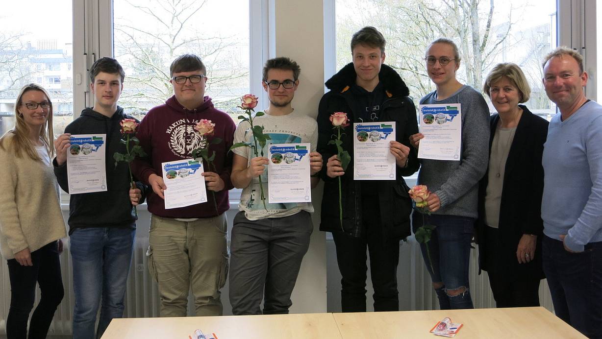 Robotik Experten: Hochschullehrer Claas Wegner (r.) von der Universität Bielefeld und Schulleiterin Rita Klötzer überreichten Jonas Rolfsmeier, Maik-Luca Heumann, Leonard Zensen, Manuel Raschke und Fabian Friedrich die Urkunden, die sich auch in Bewerbungen gut machen. | © Foto: RGH