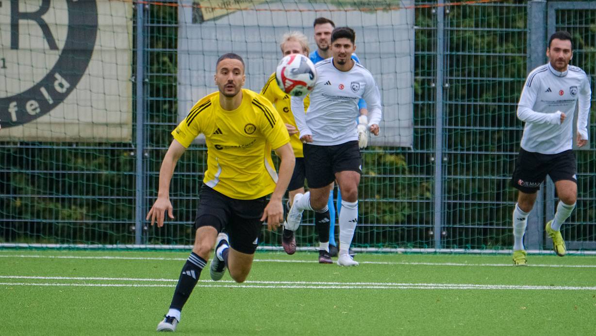 Wellensieks Yasin Allouch, hier im Spiel gegen den SC Hicret, wird wegen seines Beinbruchs operiert werden müssen. | © Andreas Zobe