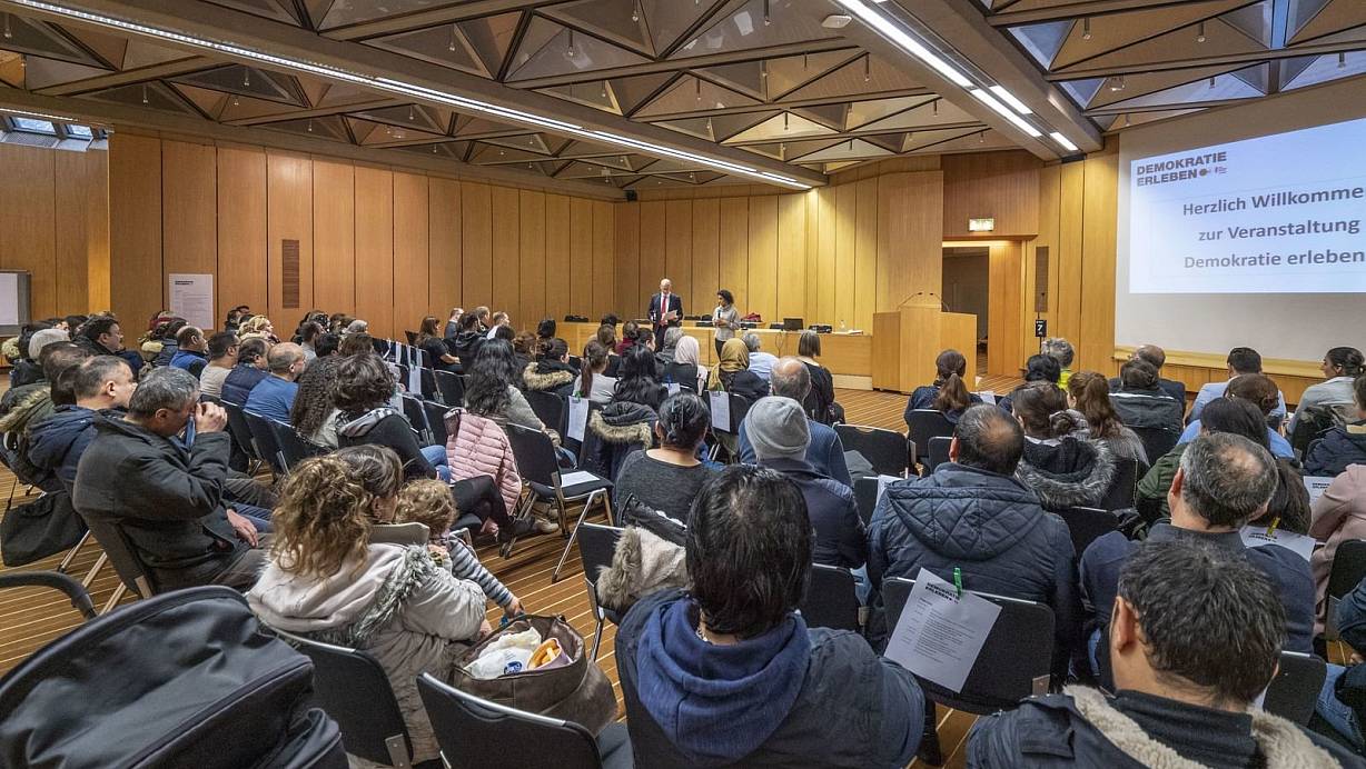 Zahlreiche jesidische Flüchtlinge folgten der Einladung des Jobcenters ins Rathaus. | © Ansgar Mönter