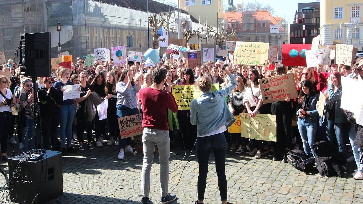 Vor dem Münster: Mit einer Anlage aus dem Fla Fla halten die Schüler reden. | © Angelina Kuhlmann