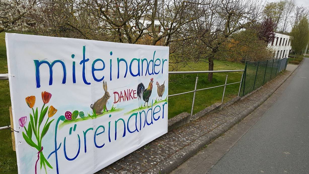 Ein Banner an der Zufahrt zum Franz-Jordan-Haus spiegelt plakativ derzeitige Gedanken. | © Dieter Scholz