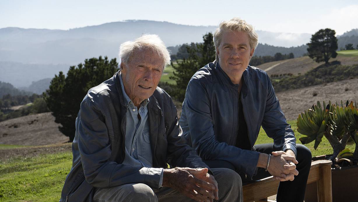 Vater und Sohn: Kyle Eastwood (rechts) mit seinem Vater Clint Eastwood. Letzterer ist bei den beiden Konzerten in Herford freilich nicht dabei. | © picture alliance/dpa/PIAS