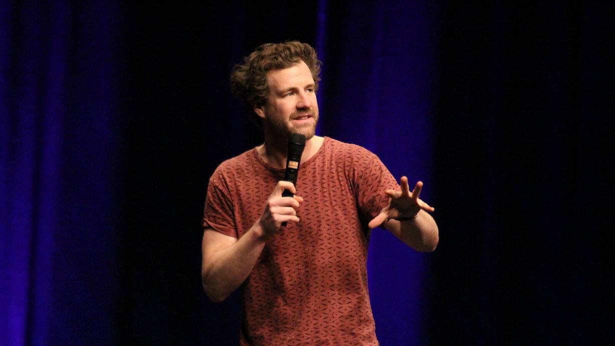Der Kölner Comedian Luke Mockridge auf der Bühne der Beverunger Stadthalle. | © Burkhard Battran