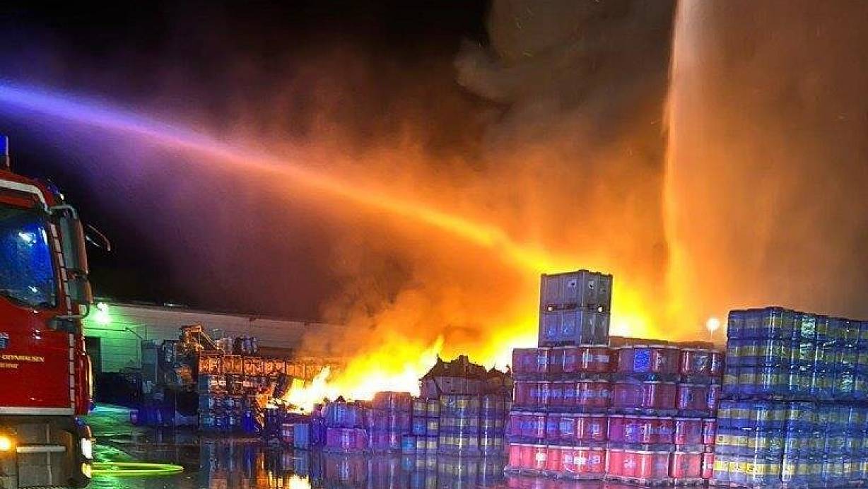 Auch mit Wasserwerfern wurden die Flammen auf dem Außengelände der Firma Relux-Rohstoffe bekämpft. | © Feuerwehr B.O.