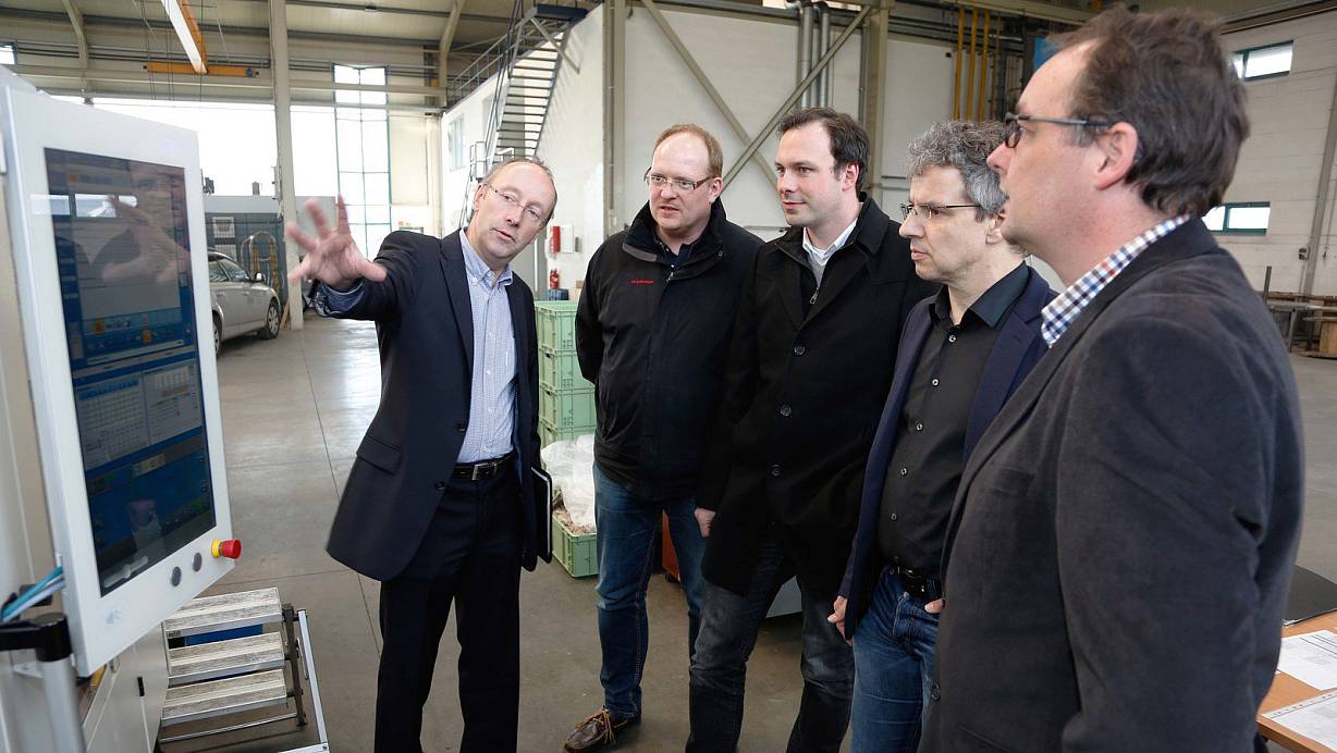Unternehmensbesuch: Firmenchef Albinus Autmaring (l.) und Engineering-Leiter Andreas Brandes (r.) führten die CDU-Fraktionsspitze (Martin Hüllmann, Johannes Lindhauer, Reinhold Hansmeier, v.l.) durch das Delbrücker Werk der Autmaring GmbH. | © CDU Delbrück