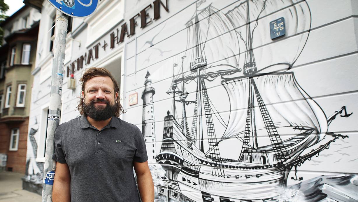 Neben der Party des Stereos in Berlin sorgt eine Feier an der Spree bei Arminia-Fans für Vorfreude: Walent Cerkes bringt seine Kiezkneipe „Heimat+Hafen“ am 23. Mai nach Berlin. | © Sarah Jonek