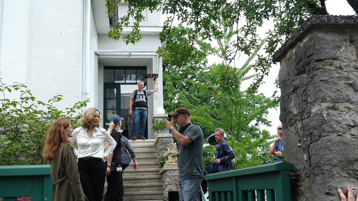 Bruno Grass (rechts) steht vor einer Villa in der Bandelstraße und erklärt die nächste Szene. | © Sven Koch