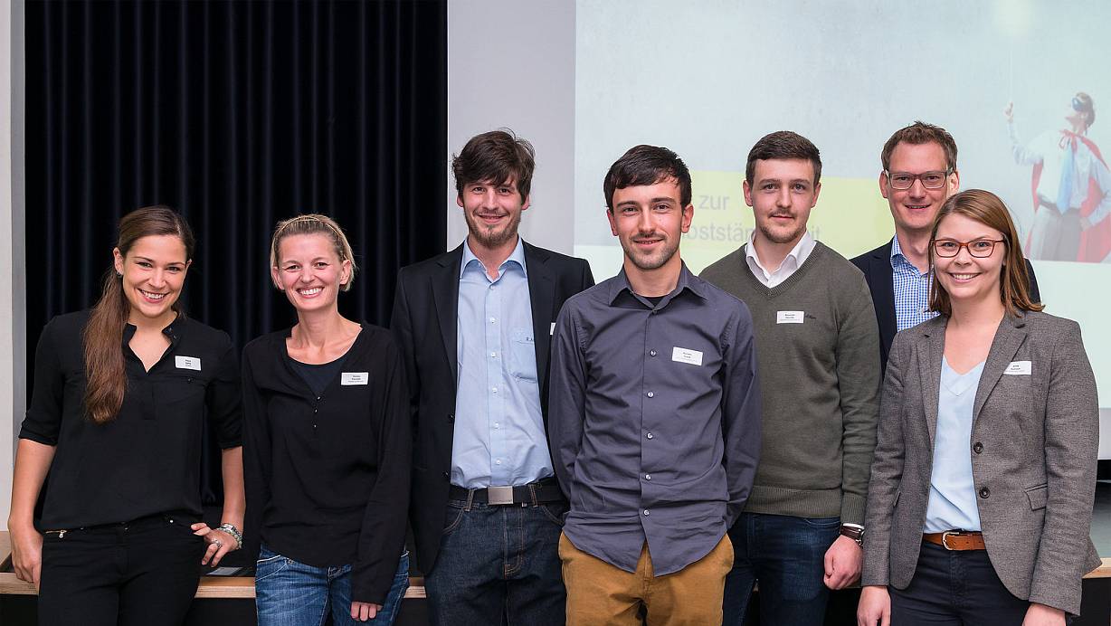 Mutig: Freya Oehle (Spottster), Yvonne Franziski (Franziski Sports), Rafael Mariscal (Elektro Mariscal), Karsten Gusek und Alexander Paschke (PAGU) mit Moderator Christian Terhechte und Anna Niehaus (pro Wirtschaft GT). | © Mario Wallenfang