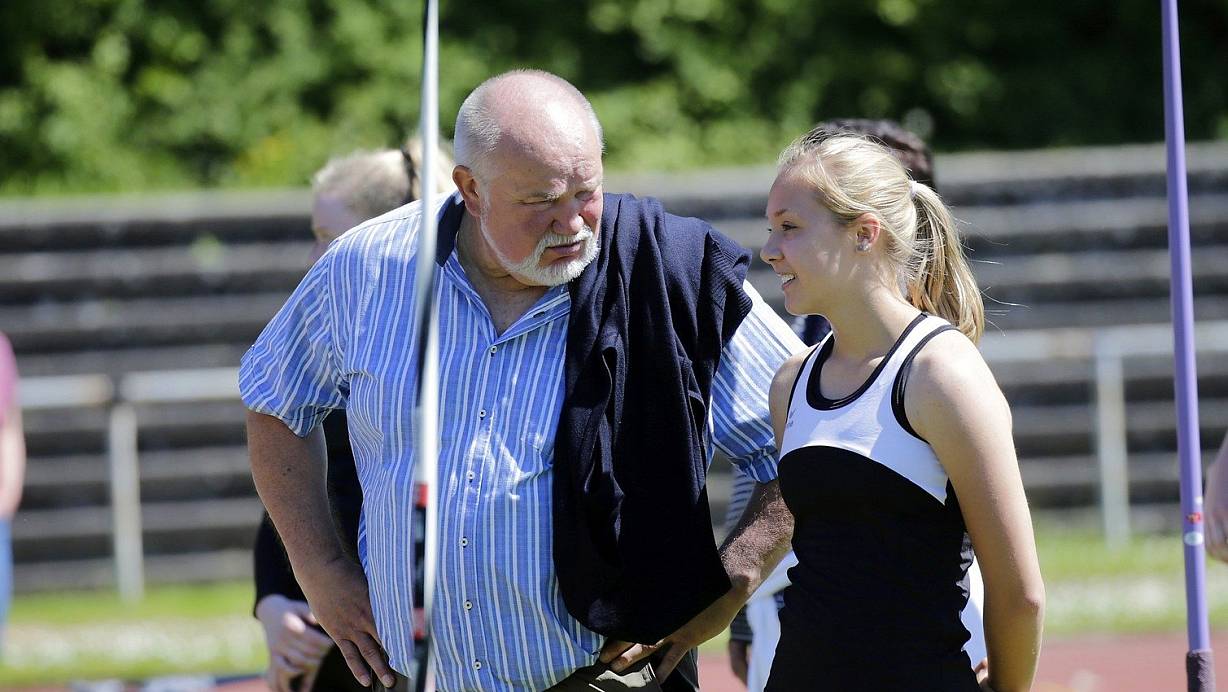 Michael Wessing mit Kim Scharpenberg bei den Leichtathletik-Kreismeisterschaften im vergangenen Jahr in G&uuml;tersloh. | &copy; Henrik Martinschledde