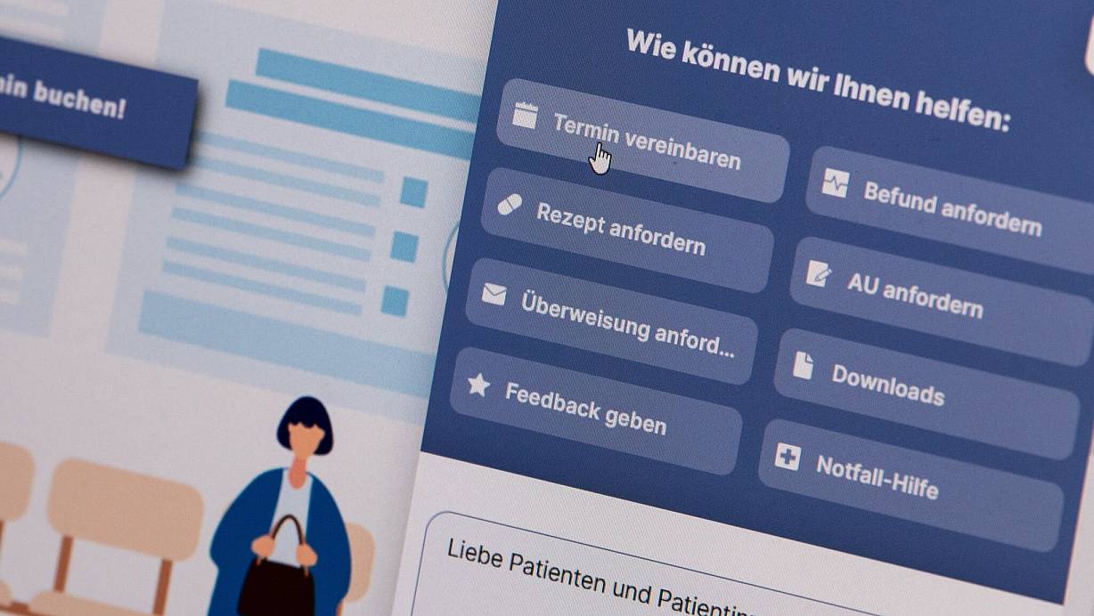 Ein Anruf beim Arzt ist nicht unbedingt nötig: Zeitnahe Arzttermine lassen sich etwa über Termin-Apps finden. | © Zacharie Scheurer/dpa-tmn