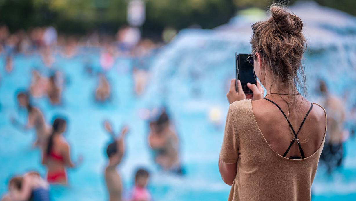 Badeg&auml;ste nehmen ihr Handy gerne f&uuml;r Fotos mit ins Freibad - und lassen es gelegentlich auf der Wiese in der prallen Sonne liegen. | &copy; picture alliance/dpa