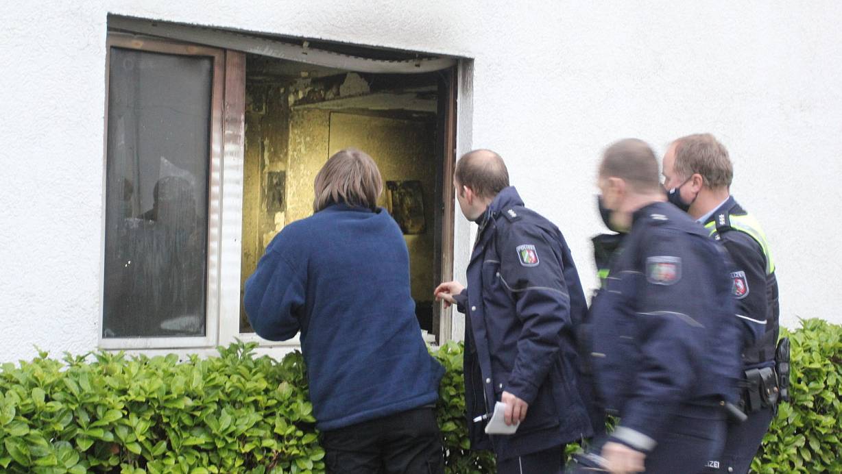 In einer Wohnung in der Schulstraße ist es nach Angaben der Feuerwehr am Mittwochnachmittag zu einer Verpuffung gekommen. | © Ulf Hanke