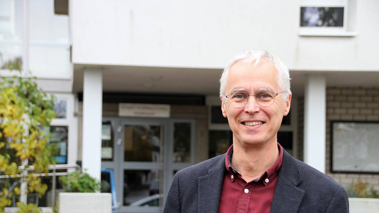 Durch die Vördener Rathaustür wird er ab kommender Woche wohl nur noch selten, als Besuch, gehen: Josef Suermann verabschiedet sich als Bürgermeister. | © Madita Schellenberg