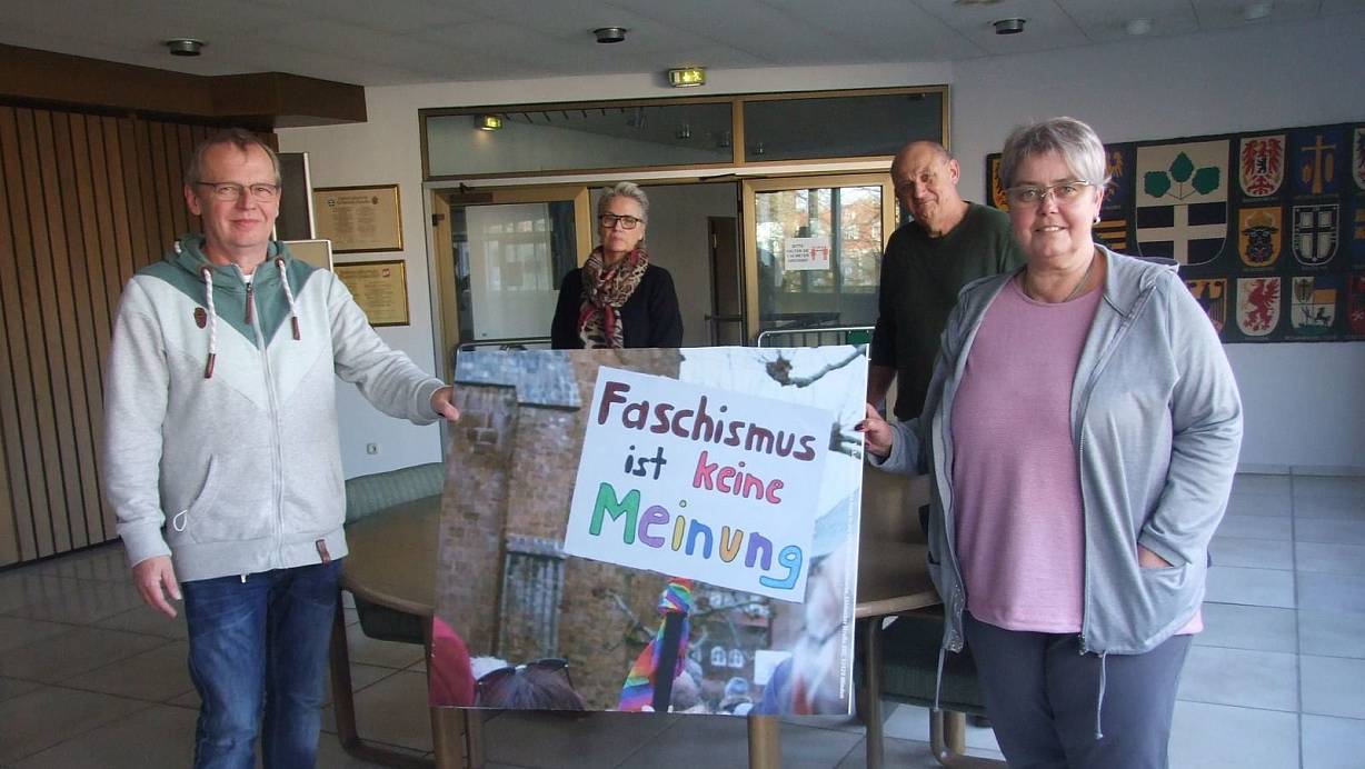 „Faschismus ist keine Meinung": Mit diesem Slogan rufen Hartmut Stickan (v. l.), Elke Schmidt-Sawatzki, Reinhard Bösch und Claudia Strobel zum Protest gegen den AfD-Bezirksparteitag auf. | © Karsten Schulz