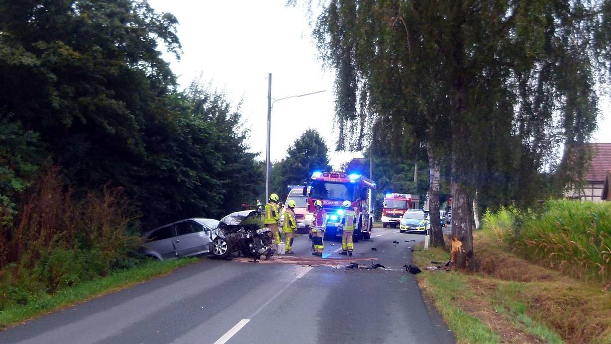 Nach dem Aufprall gegen den massiven Stamm einer Birke wurde der Audi auf die gegenüberliegende Straßenseite geschleudert. | © Polizei Minden-Lübbecke