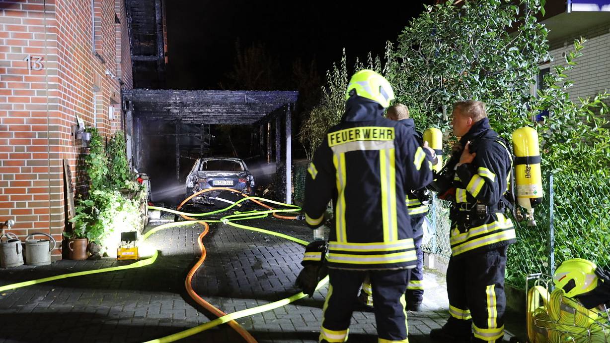 Auto und Carport brannten in der Nacht zu Sonntag vollständig aus. | © Nicole Sielermann