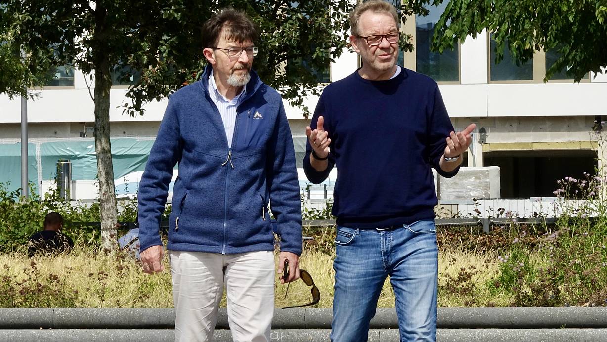 Detlef Koenemann (l.) und NW-Redakteur Stefan Brams schlendern diskutierend vorm Sommergespräch über den Kesselbrink. | © Peter Unger