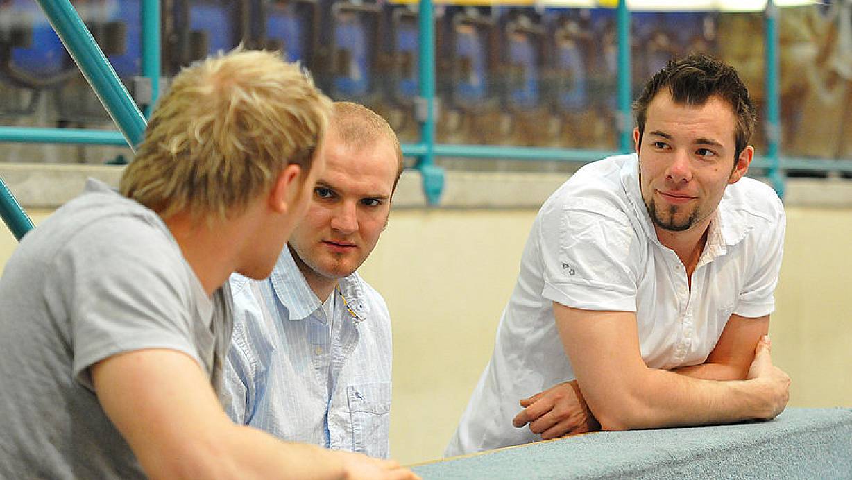 Jan-Fiete Buschmann (r.) und Kreisläufer Georg Auerswald (Mitte) im Gespräch mit Janis Helmdach. | © FOTO: LENNART WEBER