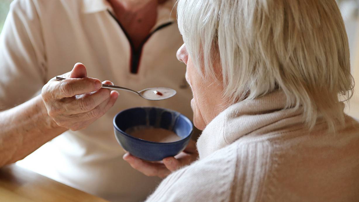Zum Sommer beendet ein großer Bielefelder Pflegedienst seine Arbeit. Für zahlreiche Menschen, die ambulant versorgt werden, müssen neue Betreuungsdienste gefunden werden. | © Verwendung weltweit