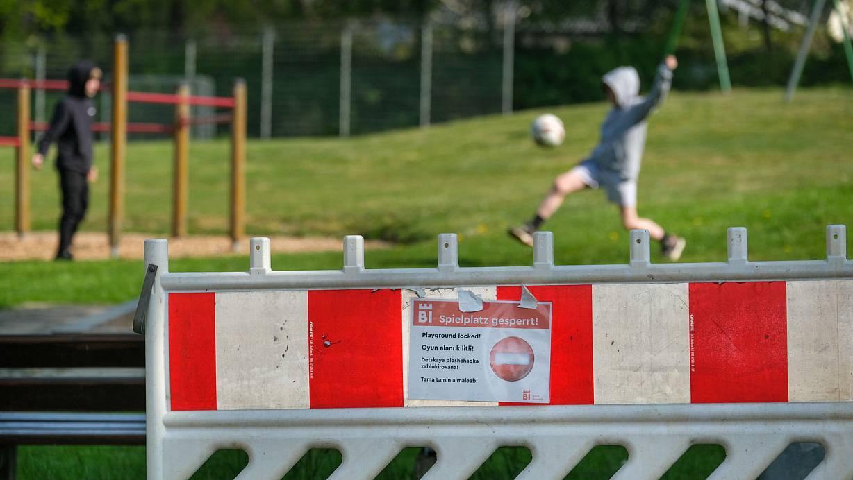 Es mutet kurios an: Auf dem Spielplatz Leharstraße kicken zwei Jungs in der verbotenen Zone, immer wieder sind auch Kinder zu sehen, die knapp neben dem Spielplatz kicken oder spielen. | © Foto: Andreas Zobe/NW