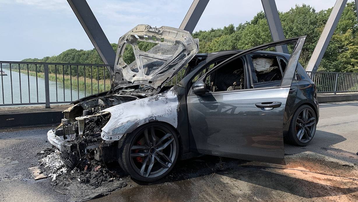 Der Motorraum des Golf GTI brannte. Das Feuer schlug schnell in den Innenraum über, bevor es von der Freiwilligen Feuerwehr gelöscht werden konnte. | © Noah Brümmelhorst