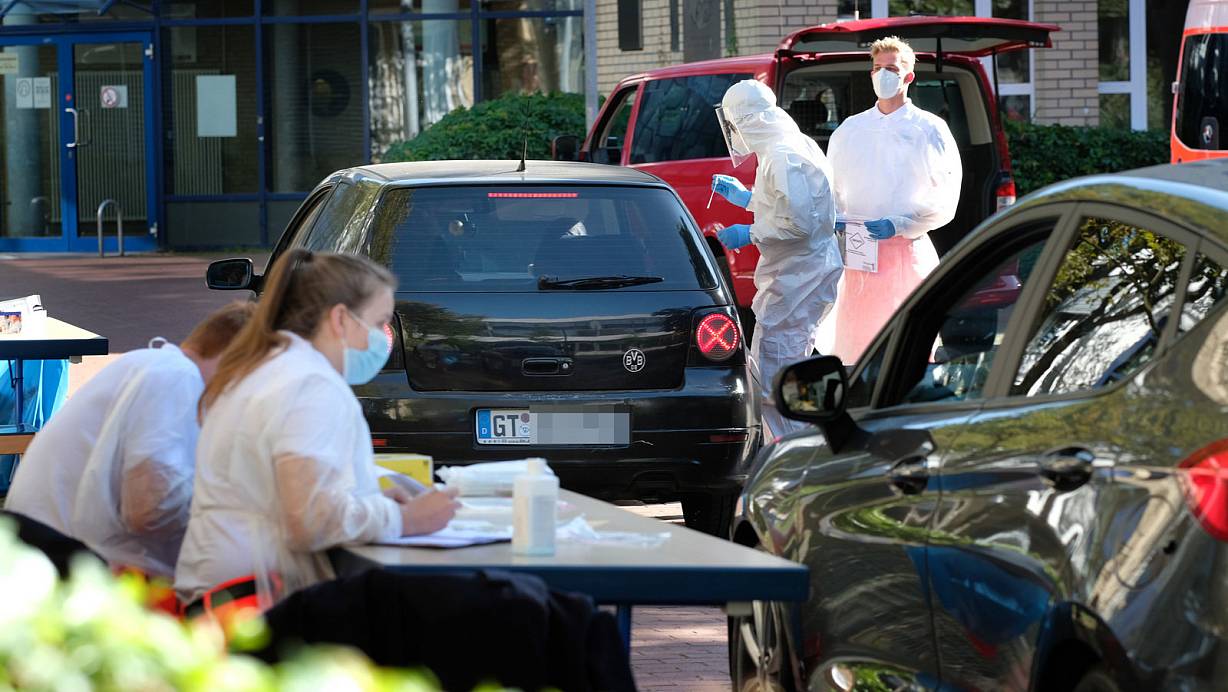 Anhalten, Fenster runter, Mund auf: Auf dem Schulhof des Städtischen Gymnasiums wurde vor vier Wochen ein mobiles Testzentrum eingerichtet, nachdem es mehrere positive Befunde in der Schülerschaft gab. Politiker fordern nun deutlich mehr Testzentren an Schulen, um die Infektionsketten einzudämmen. | © Andreas Frücht