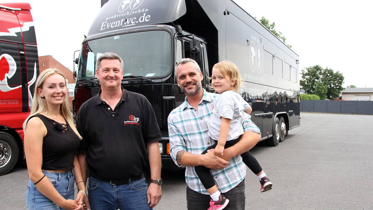 Werkstatt-Inhaber Ulrich Sirp (2. v.l.) betreut die Fahrzeuge von „Trucker Babe“ Julia Beitler und ihrem Verlobten Sebastian Rogowski. Oft dabei: Tochter Malia (3). | © Matthias Gans