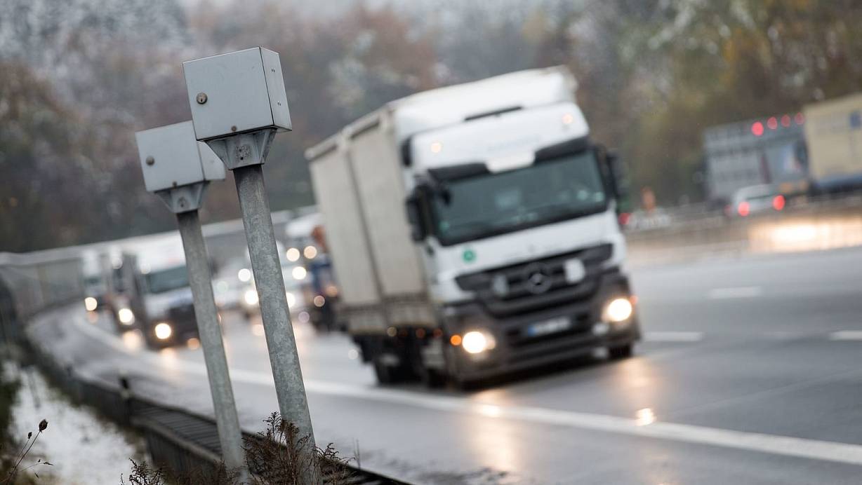 Die Blitzeranlage auf der A2 bei Bielefeld erwischt pro Tag mehr als 300 Fahrer und spült so Millionen in die Stadtkassen. In einem Prozess hat ein Kläger am Verwaltungsgericht Minden die Aufhebung des Tempolimits von 100 Stundenkilometer gefordert - vergeblich. | © picture alliance / Friso Gentsch/dpa