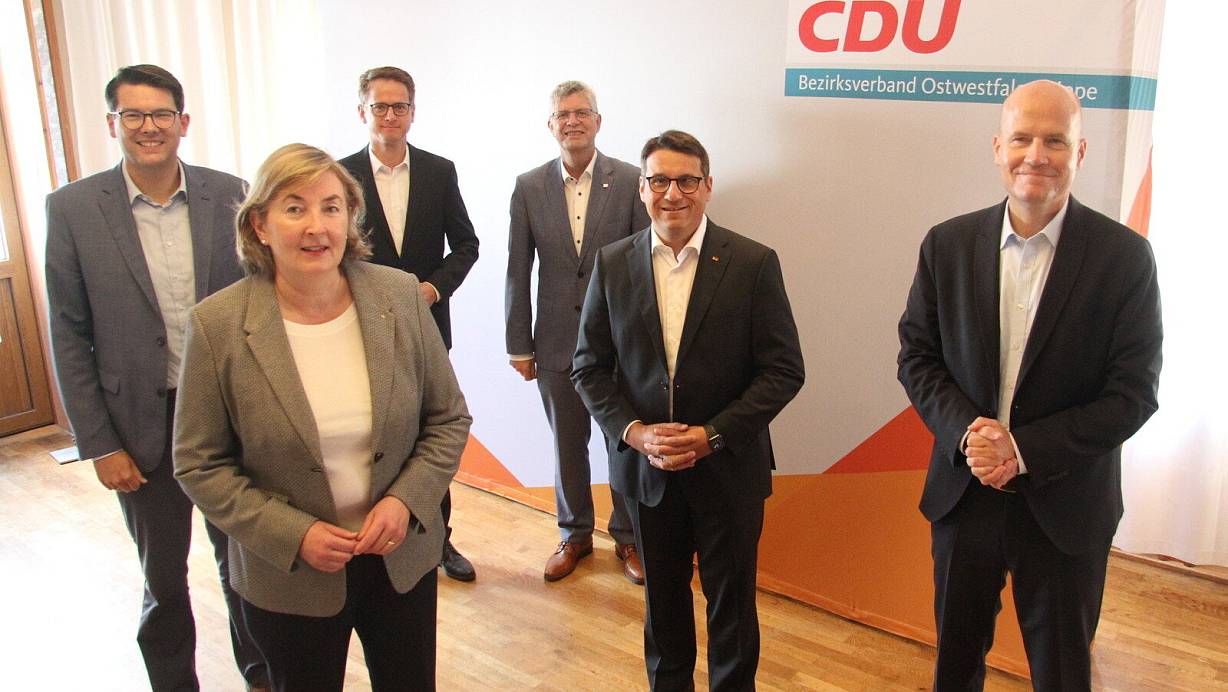 Die&nbsp;Die Bundestagskandidaten der CDU in OWL: Joachim Ebmeyer (v.l.), Angelika Westerwelle, Carsten Linnemann, Christian Haase, Oliver Vogt und Ralph Brinkhaus. Kandidatin Kerstin Vieregge fehlt auf dem Foto. | &copy; Carolin Nieder-Entgelmeier